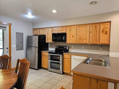 Main picture of 585 N Cache St