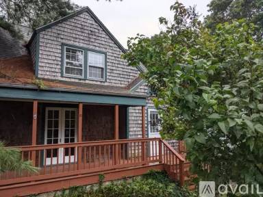 Main picture of 16 Pine St