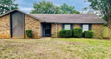 Main picture of 101 E Primrose Ln