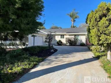 Main picture of 1739 Las Lunas St