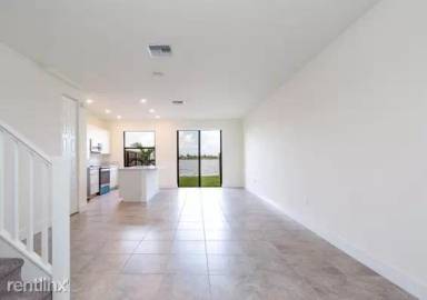 Main picture of 19355 NW 90th Ct