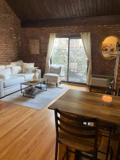 Main picture of 2233 N Lincoln Ave