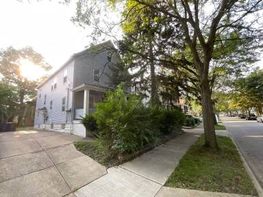 Main picture of 2070 Lark St