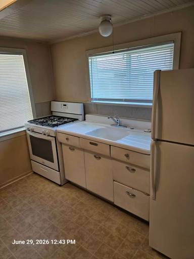 Main picture of 239 E San Joaquin Ave