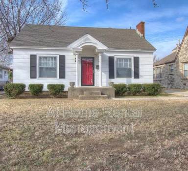 Main picture of 1316 S Knoxville Ave