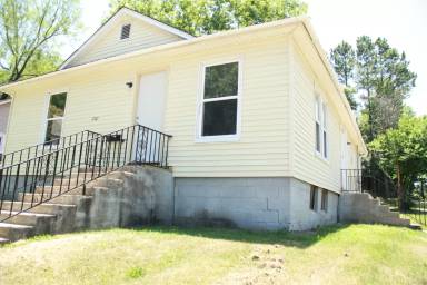 Main picture of 1702 E Poplar St