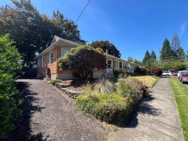 Main picture of 2427 SE 60th Ave