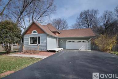 Main picture of 3200 Spruce Trl SW