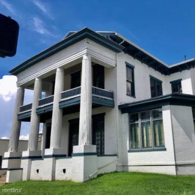 Main picture of 320 SE Riverside Dr