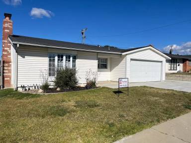 Main picture of 887 Redwood Ave
