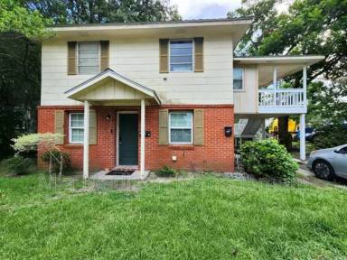 Main picture of 1205 E 67th St