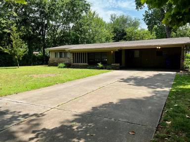 Main picture of 818 W Timberdell Rd