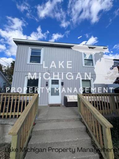 Main picture of 829 Flat St NE