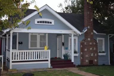 Main picture of 1109 W 22nd 1/2 St
