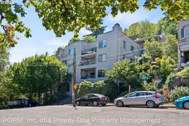 Main picture of 1320 SW Hall St