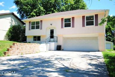 Main picture of 1711 N 105th St