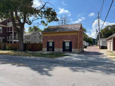 Main picture of 918 Van Buren St
