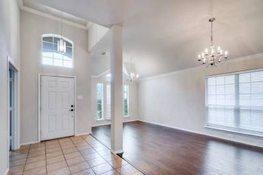 Main picture of 509 Crownpoint Ln