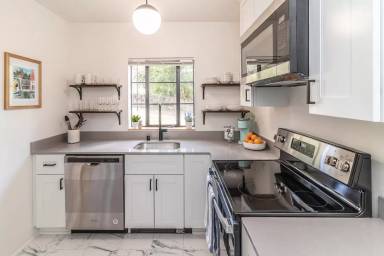 Main picture of 221 W 9th Ave