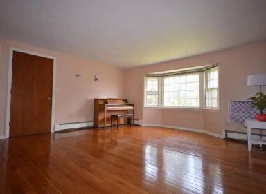 Main picture of 1 Town House Ln