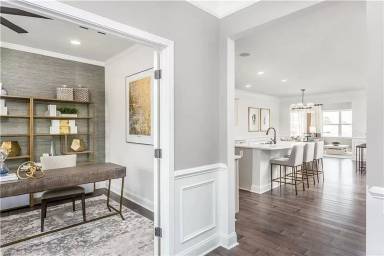 Main picture of 908 Bloomington Way