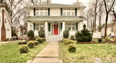 Main picture of 32 W Englewood Ave