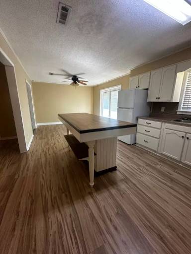 Main picture of 204 Walnut Dr