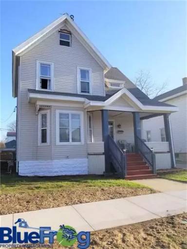 Main picture of 170 E 1st St