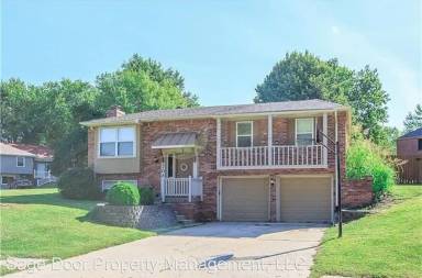 Main picture of 704 NW Canterbury Rd