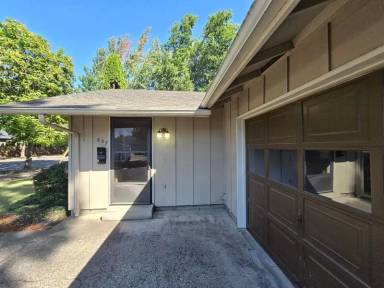 Main picture of 637 Walnut Ln
