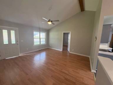 Main picture of 321 Center St