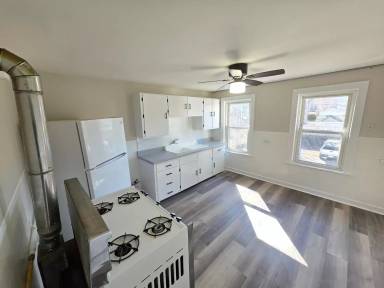 Main picture of 126 3rd Ave