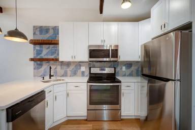 Main picture of 3007 W Fletcher St