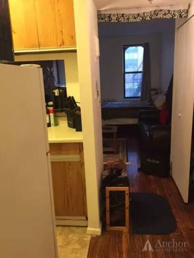Main picture of 216 E 90th St