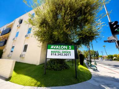 Main picture of 6170 Reseda Blvd