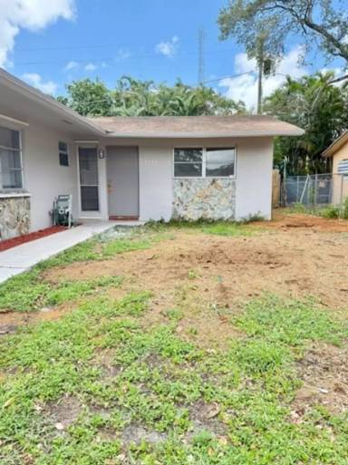 Main picture of 3913 SW 51st St