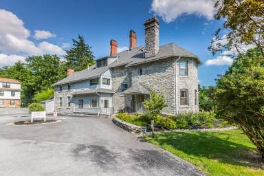 Main picture of 225 N Whitford Rd