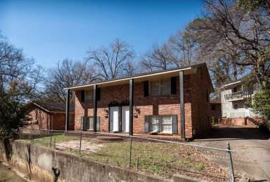 Main picture of 3217 Cherokee Ave