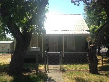 Main picture of 412 Oak St