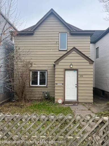 Main picture of 828 E 6th St