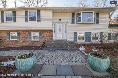 Main picture of 329 Colonial Dr