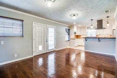Main picture of 722 Holiday Dr