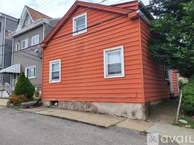 Main picture of 2329 Berg St