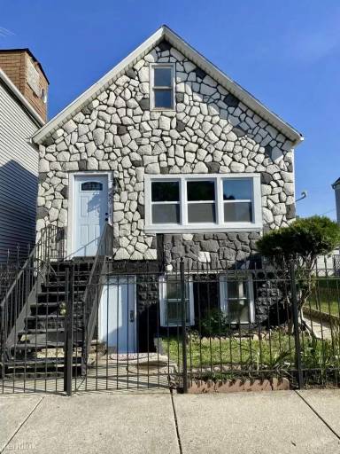 Main picture of 5011 S Artesian Ave