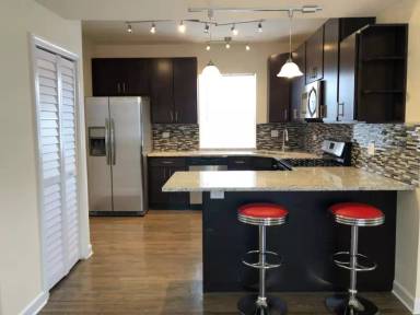 Main picture of 3839 W Roscoe St