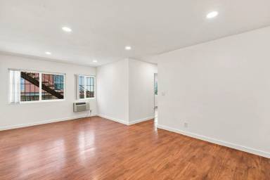 Main picture of 956 Elden Ave