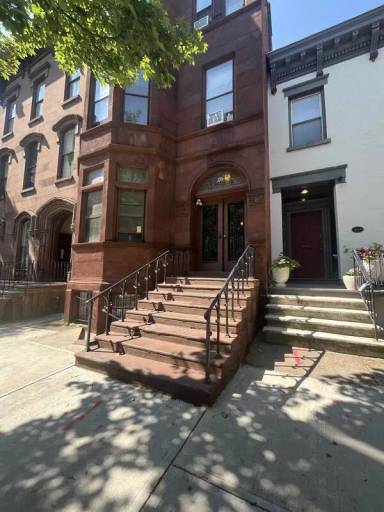 Main picture of 276 State St