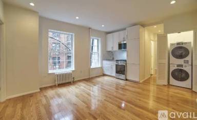 Main picture of 310 E 92nd St