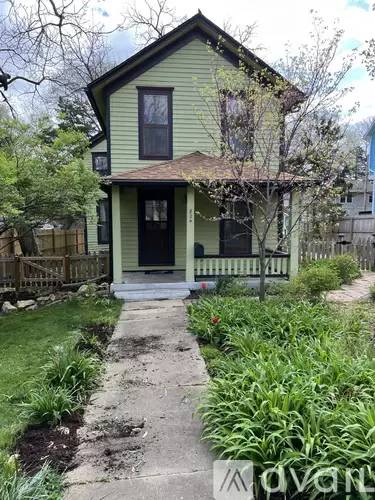 Main picture of 824 Maine St