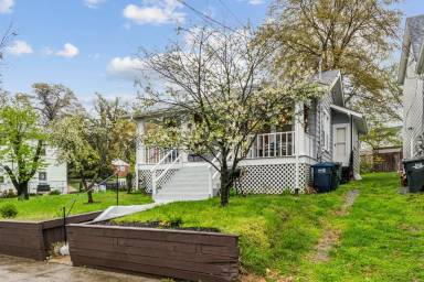 Main picture of 3067 Clinton St NE